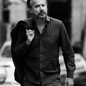 attore porta giacca in spalla, Paolo Romano, foto in bianco e nero